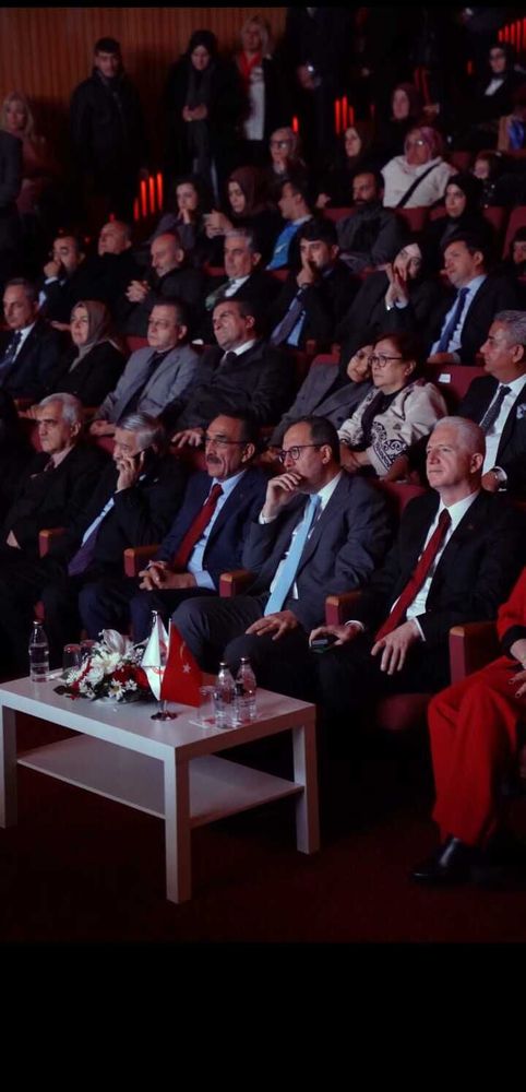 Bir Sandalye, Bin Umut